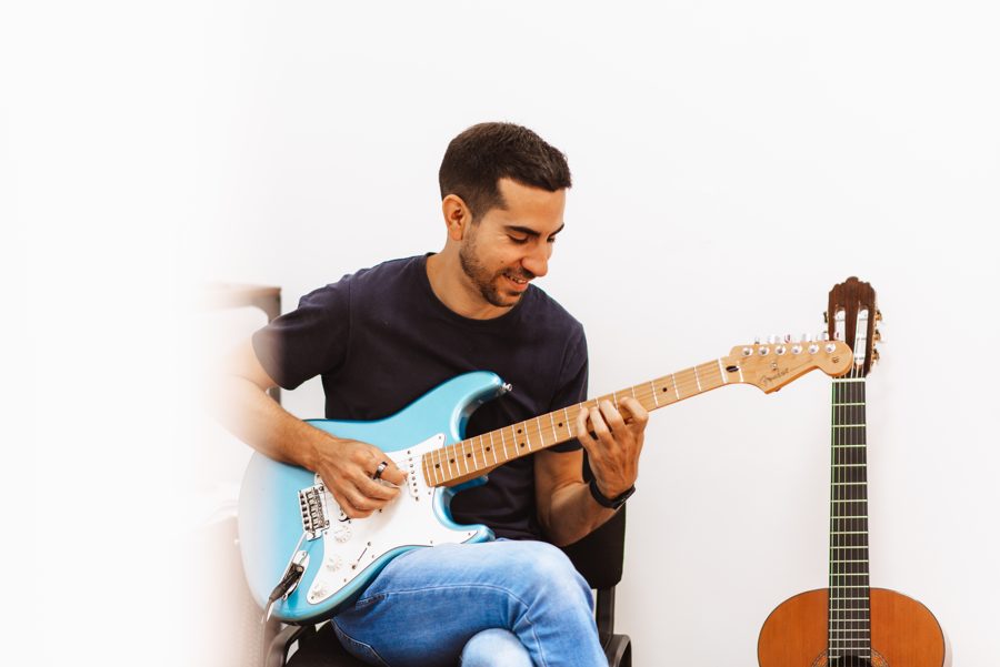 Jorge, profesor de guitarra, tocando una Stratocaster